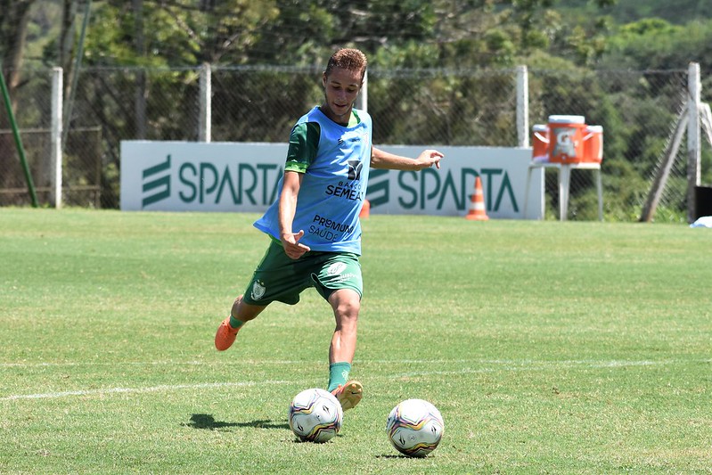 Gustavinho participou do treino com o elenco profissional 