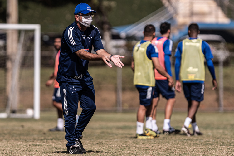 Enderson poderá contar com Leo, Jadsom, Maurício e Moreno