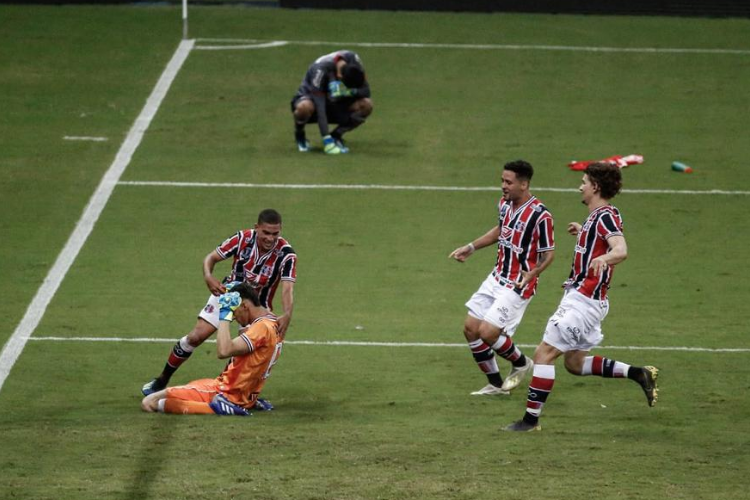 Em seu primeiro mata-mata no Pernambucano, Maycon brilhou nos pênaltis