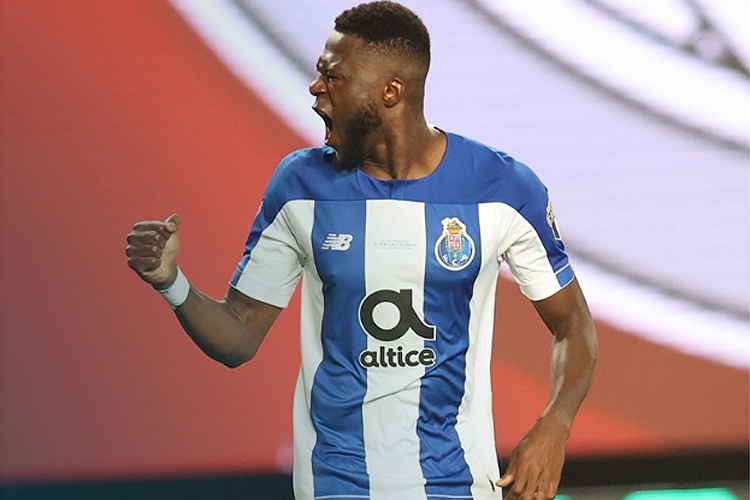Mbemba marcou os dois gols do Porto sobre o Benfica