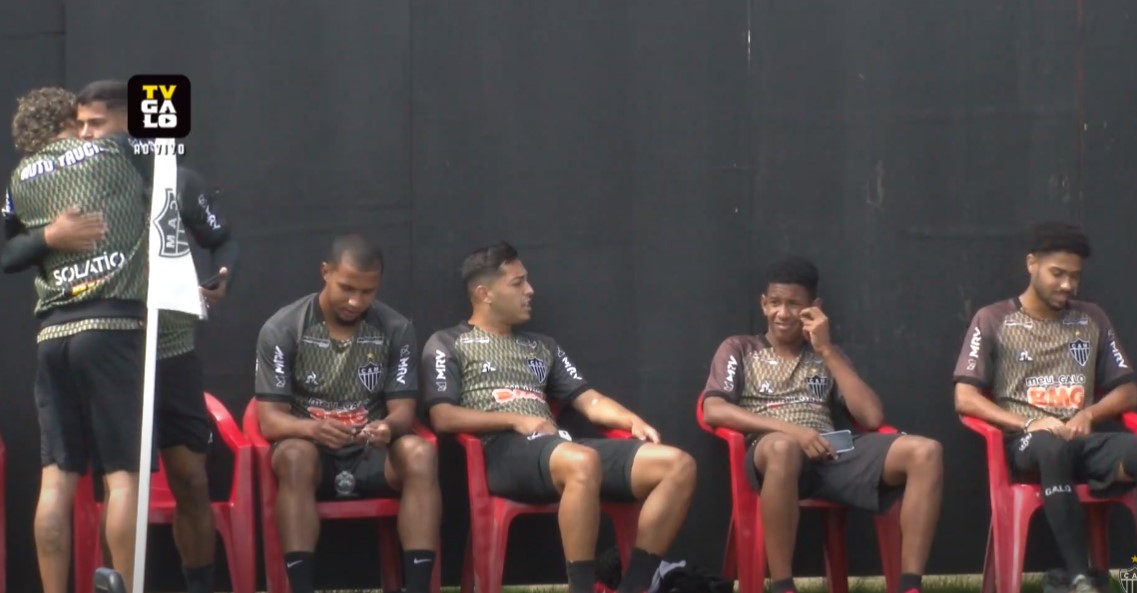 Guga aparece abraçando companheiros nesta quinta