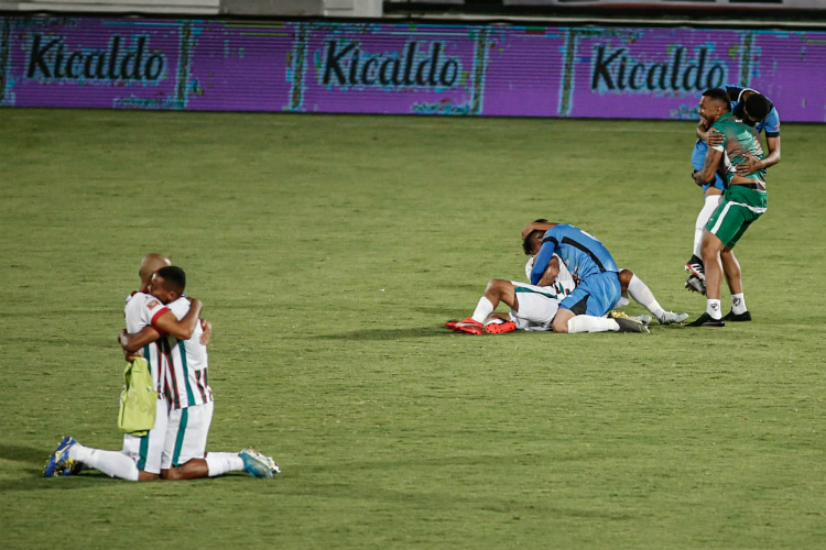 Jogadores do Salgueiro se abraçam após disputa de pênaltis em que Victor Rangel e André desperdiçaram para o Santa