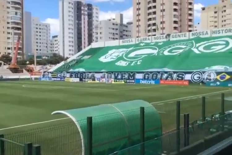 No domingo, o São Paulo chegou a entrar em campo para a partida, enquanto o Goiás tentava adiar a partida, já que tinha nove contaminados, sendo oito titulares