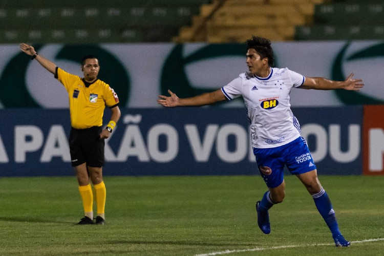 Marcelo Moreno comemora o gol contra o Guarani
