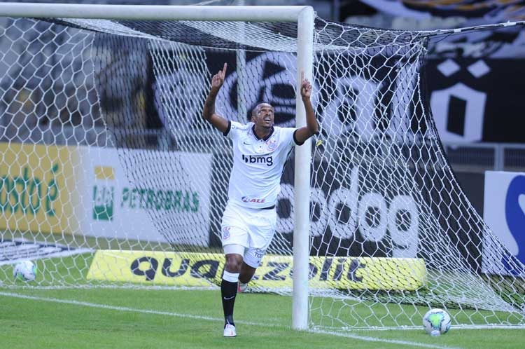 Jô fez gol e deu assistência no primeiro tempo do jogo no Mineirão