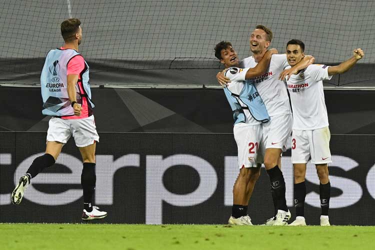Bruno Fernandes abriu o placar para o time inglês, Suso empatou o confronto e Luuk De Jong garantiu a classificação da equipe do técnico Julen Lopetegui.