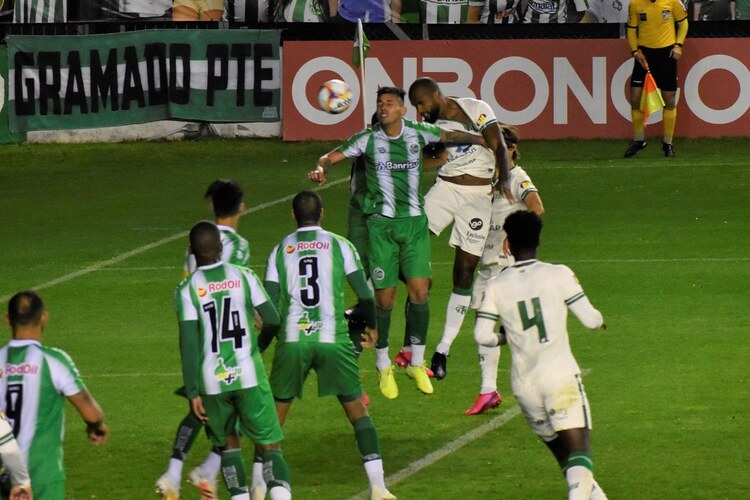 Até os zagueiros do América foram à área para concluir: noite de goleiro no Sul