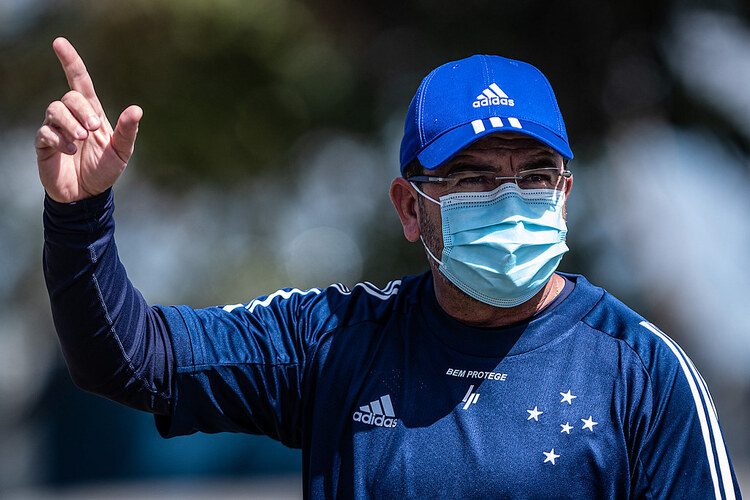 Cruzeiro, de Enderson Moreira, busca quarta vitória seguida na Série B
