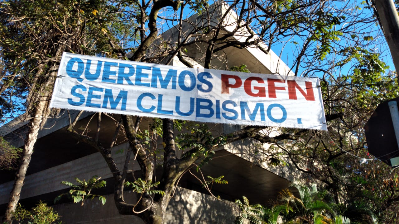 Faixa estendida em frente ao prédio da PGFN