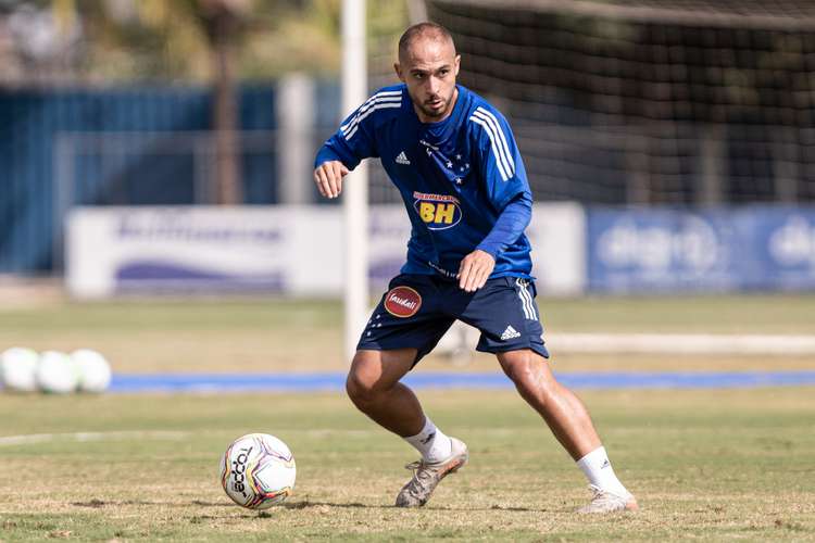 Régis é o meia central do Cruzeiro e homem de confiança de Enderson