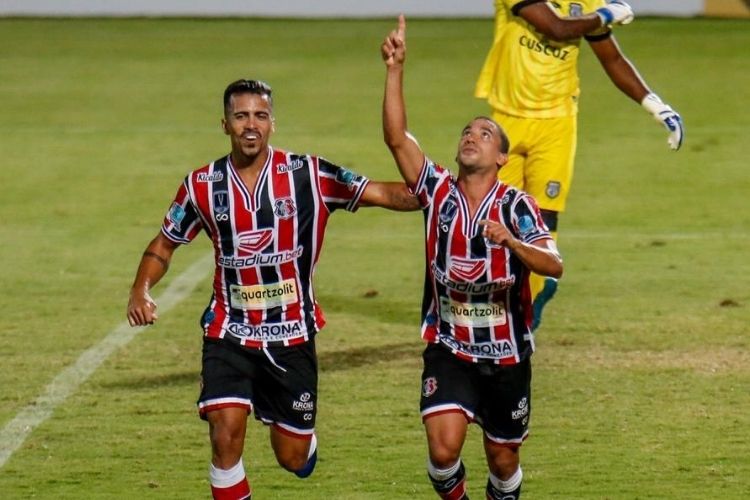 Júnior, improvisado na esquerda, e Toty devem compor a dupla de laterais do Santa Cruz