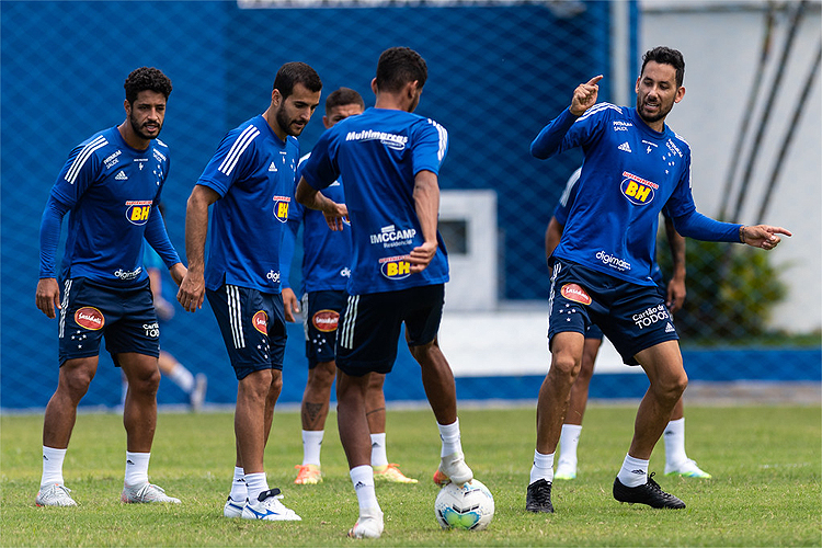 Cruzeiro treinou pela manhã no CT do CSA, em Maceió