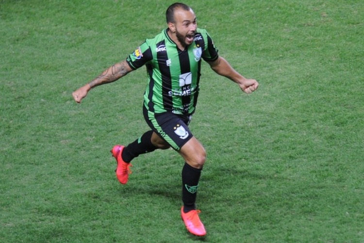 Rodolfo corre para festejar o gol salvador que classificou o América 