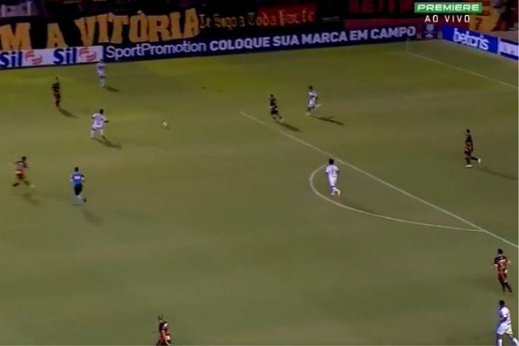 Tentando marcar pressão contra o São Paulo, time rubro-negro avançou desorganizadamente: bloco afastado, deixando jogadores rivais e espaços livres