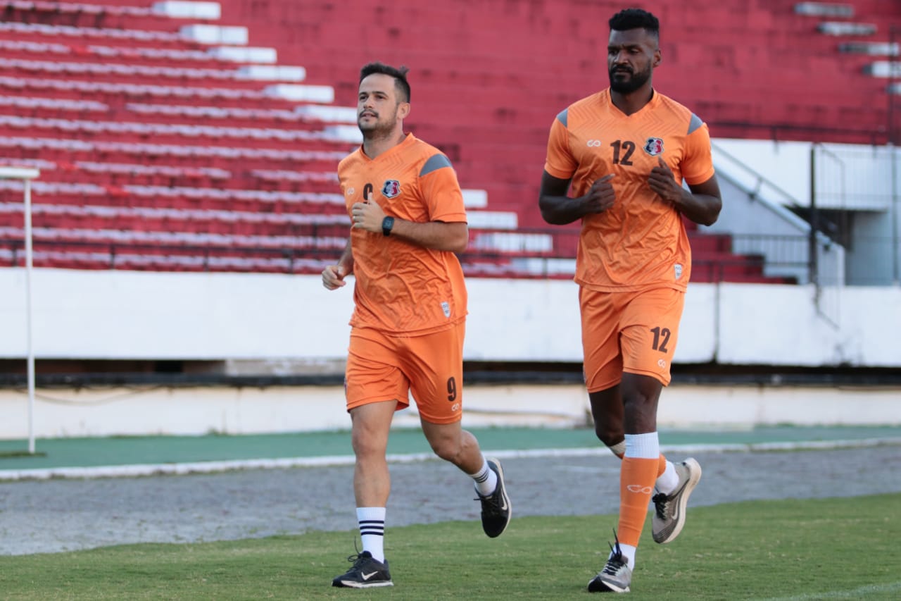 Atletas não sentem mais dores na coxa, mas não devem jogar