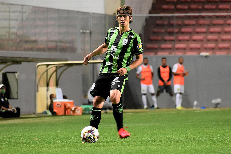 Zé Ricardo se destaca com bons passes no meio-campo