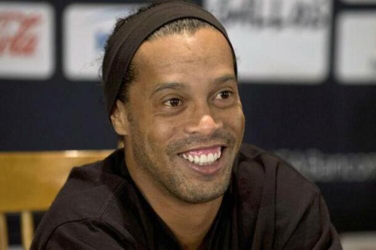 Ronaldinho Gaúcho celebra liberdade e volta ao Brasil após cinco meses detido