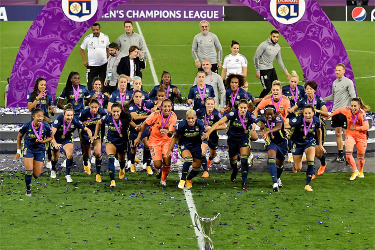 Meninas do Lyon correm em direção à taça, a sétima da história e a quinta consecutiva