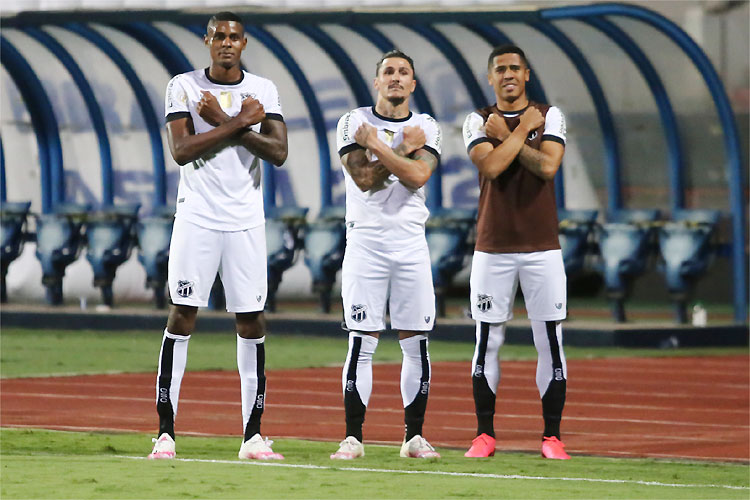 Vinícius fez belo gol e liderou comemoração em homenagem a Chadwick Boseman, ator de Pantera Negra