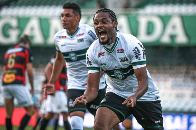 Zagueir Sabino não desperdiçou o pênalti bobo cometido por Mailson e decretou a vitória do Coxa
