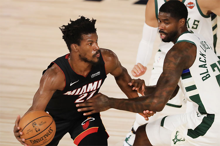 Jimmy Butler encara marcação de Mavin Williams: destaque do Heat e vantagem nas semifinais