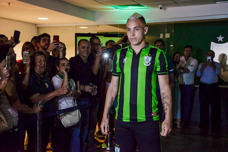 Marcelo Toscano com a tradicional camisa verde e preta do América