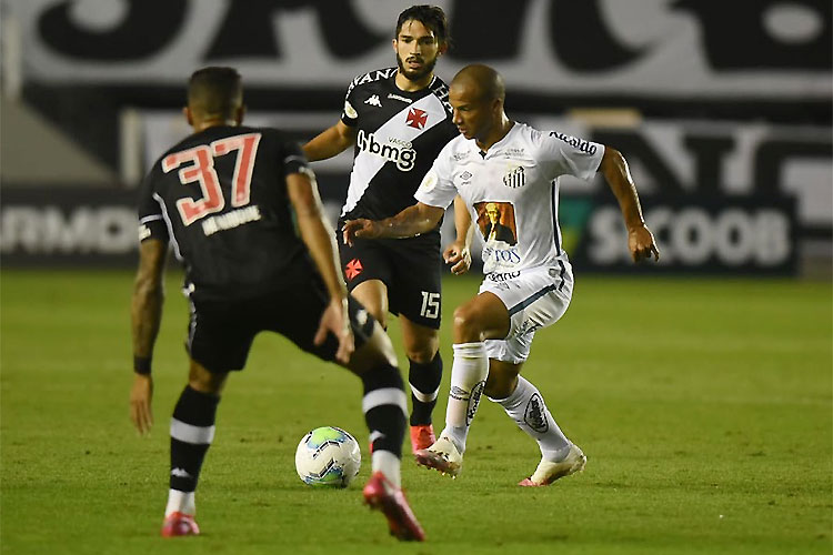 Carlos Sánchez carrega a bola: Santos esteve duas vezes na frente, mas Vasco reagiu