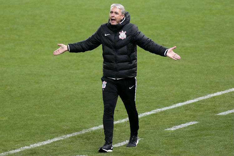 Técnico defendeu Luan das críticas