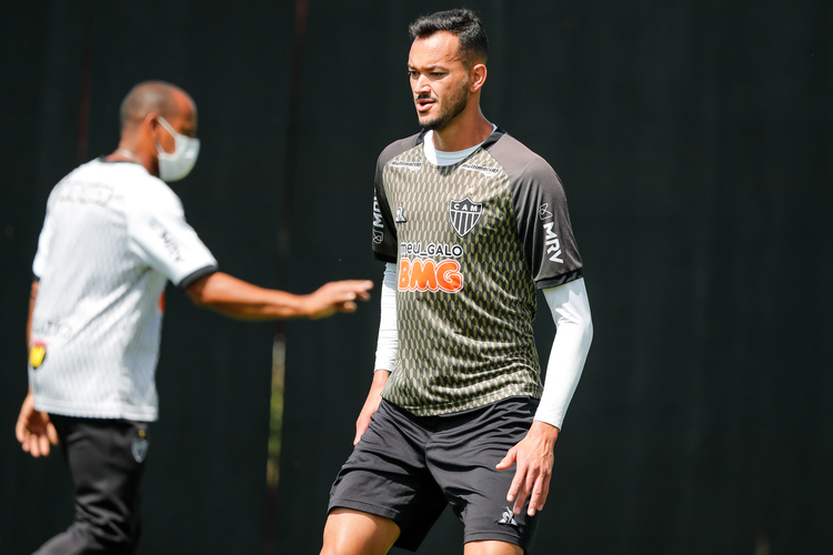 Gripado, zagueiro Réver foi vetado do jogo entre Atlético e São Paulo