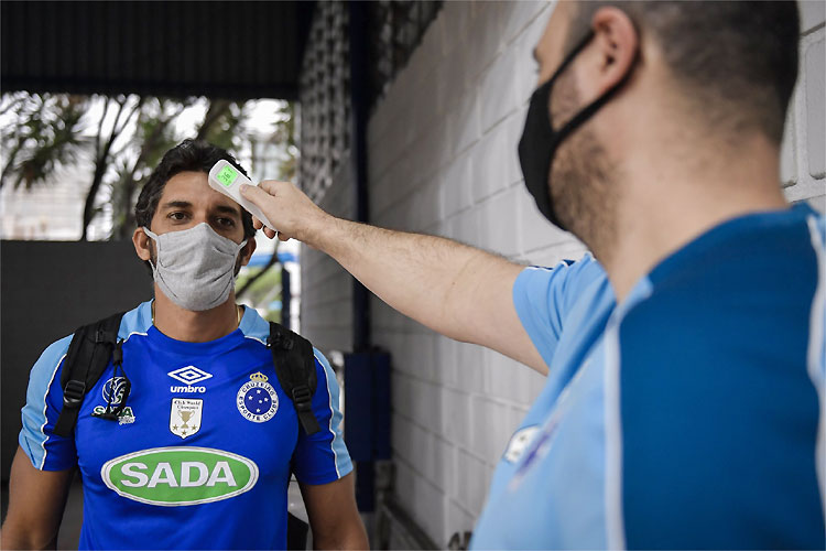 Clubes mineiros, como o Cruzeiro, voltaram aos treinos com medidas de segurança