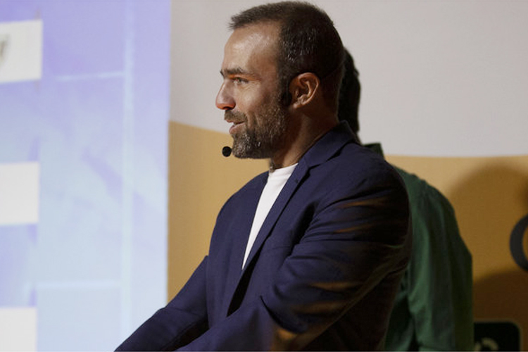 Roger Flores, de 42 anos, é comentarista do Grupo Globo desde 2014