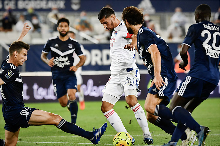Houssem Aouar, do Lyon, disputa bola com adversários: empate sem emoção em Bordeaux