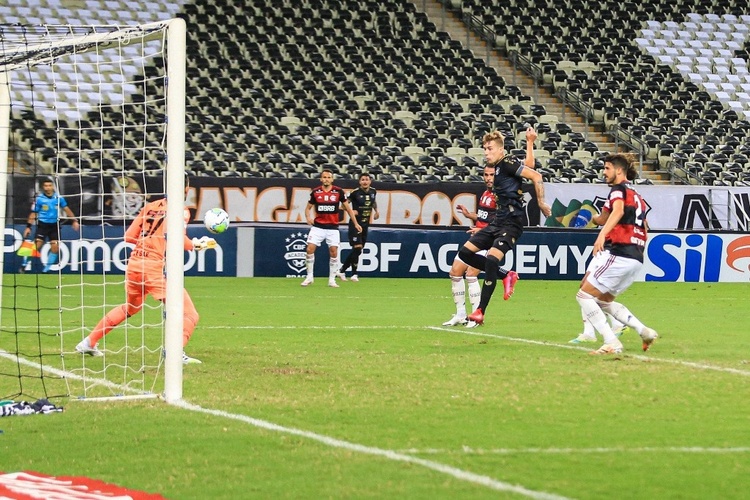 Luiz Otávio marcou de cabeça o primeiro gol do Ceará no Castelão