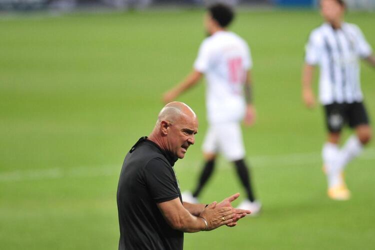 Auxiliar Jorge Desio comandou o Atlético do banco de reservas por causa de suspensão de Sampaoli