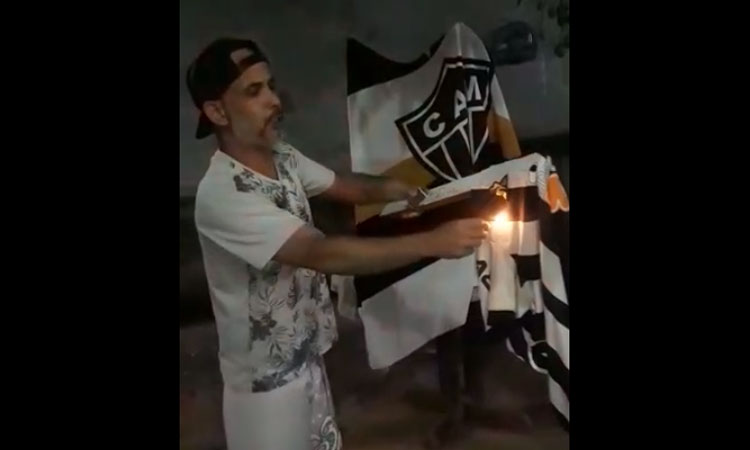 Torcedor ateou fogo em camisa oficial ao saber de acerto do Galo com Thiago Neves