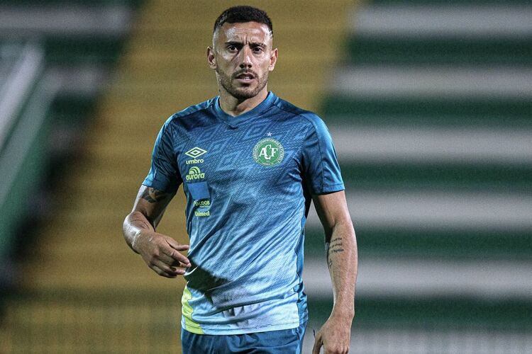Alan Ruschel tem história na Chape, mas não descarta defender o Cruzeiro