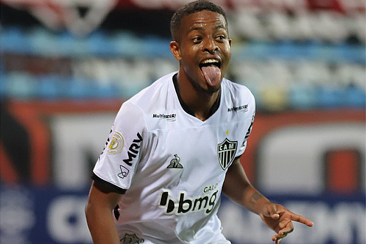 Keno marcou três gols na vitória do Galo sobre o Atlético-GO