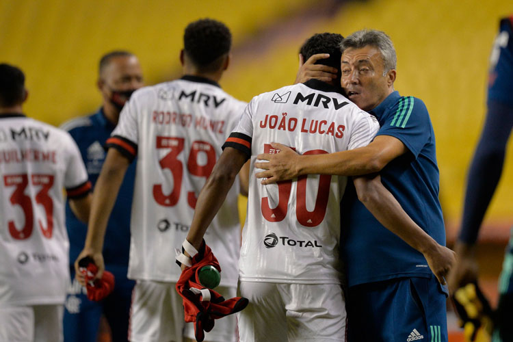 Pressionado, técnico Domènec Torrent respirou aliviado com a vitória