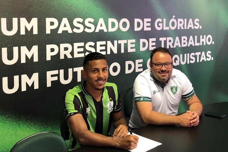 Jogador assinou seu primeiro contrato profissional/Divulga&ccedil;&atilde;o/Am&eacute;rica