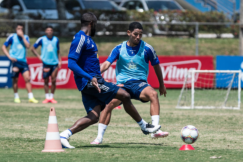 Zé Eduardo em disputa de bola com Manoel durante treino na Toca em 28 de setembro