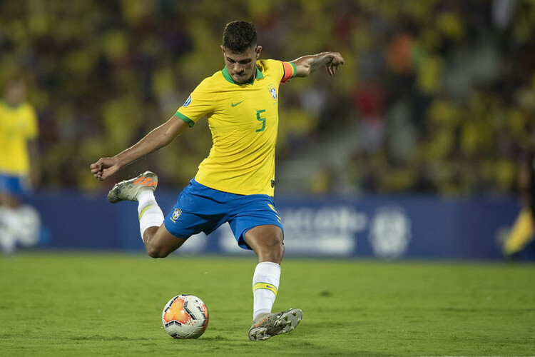 Bruno Guimarães passa por boa adaptação ao futebol europeu