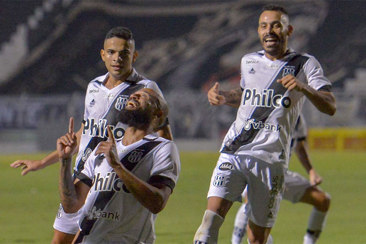 Luizão marca o segundo gol da Macaca no dérbi campineiro: vitória sobre rival e vaga no G4