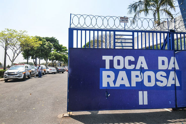 Port&atilde;o de acesso &agrave; Toca foi danificado em protesto de organizada/Leandro Couri/EM/D.A Press