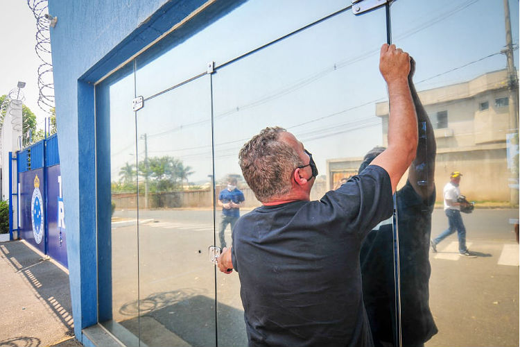 Funcionário faz o reparo em porta de entrada na Toca II