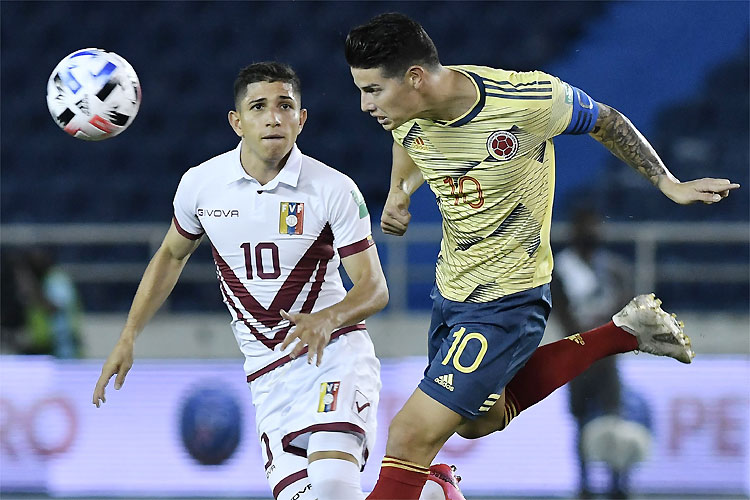 Savarino (10) observa James Rodríguez: Venezuela não conseguiu segurar ímpeto colombiano