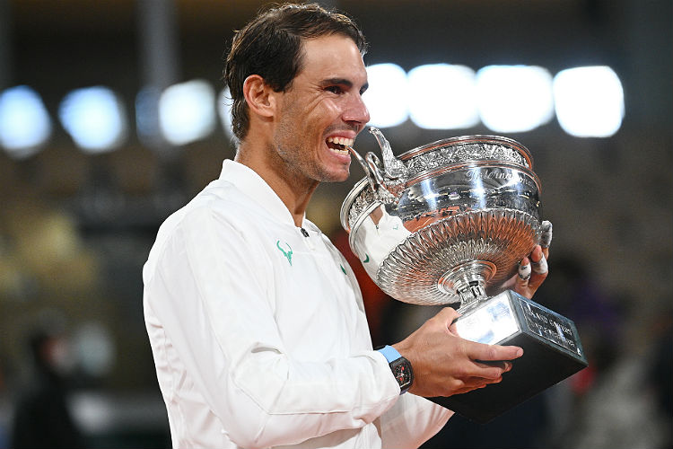 Rafael Nadal comemora conquista de Roland Garros pela 13ª vez