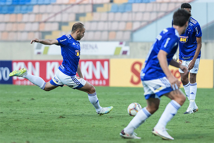 R&eacute;gis tentou finalizar em cobran&ccedil;a de falta no &uacute;ltimo lance/Gustavo Aleixo/Cruzeiro