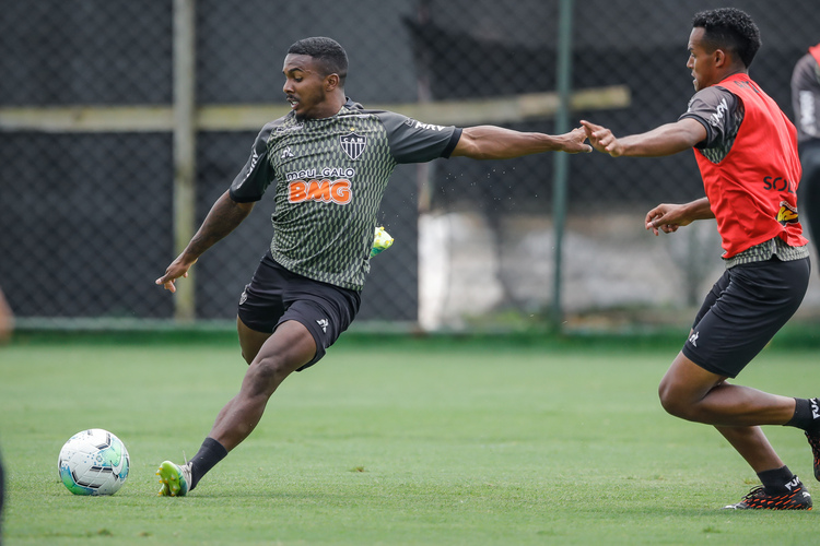 Marquinhos (esq) em a&ccedil;&atilde;o em treinamento do Atl&eacute;tico na Cidade do Galo/Bruno Cantini/Atl&eacute;tico