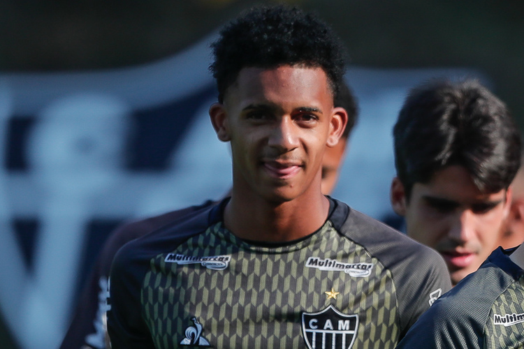 Dylan Borrero durante treinamento do Atlético na Cidade do Galo