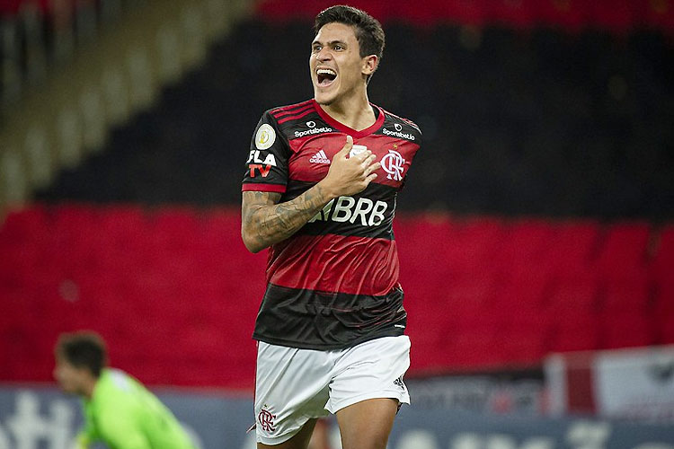 Em grande fase, Pedro marcou os gols da sofrida vitória do Flamengo, líder ao lado do Atlético